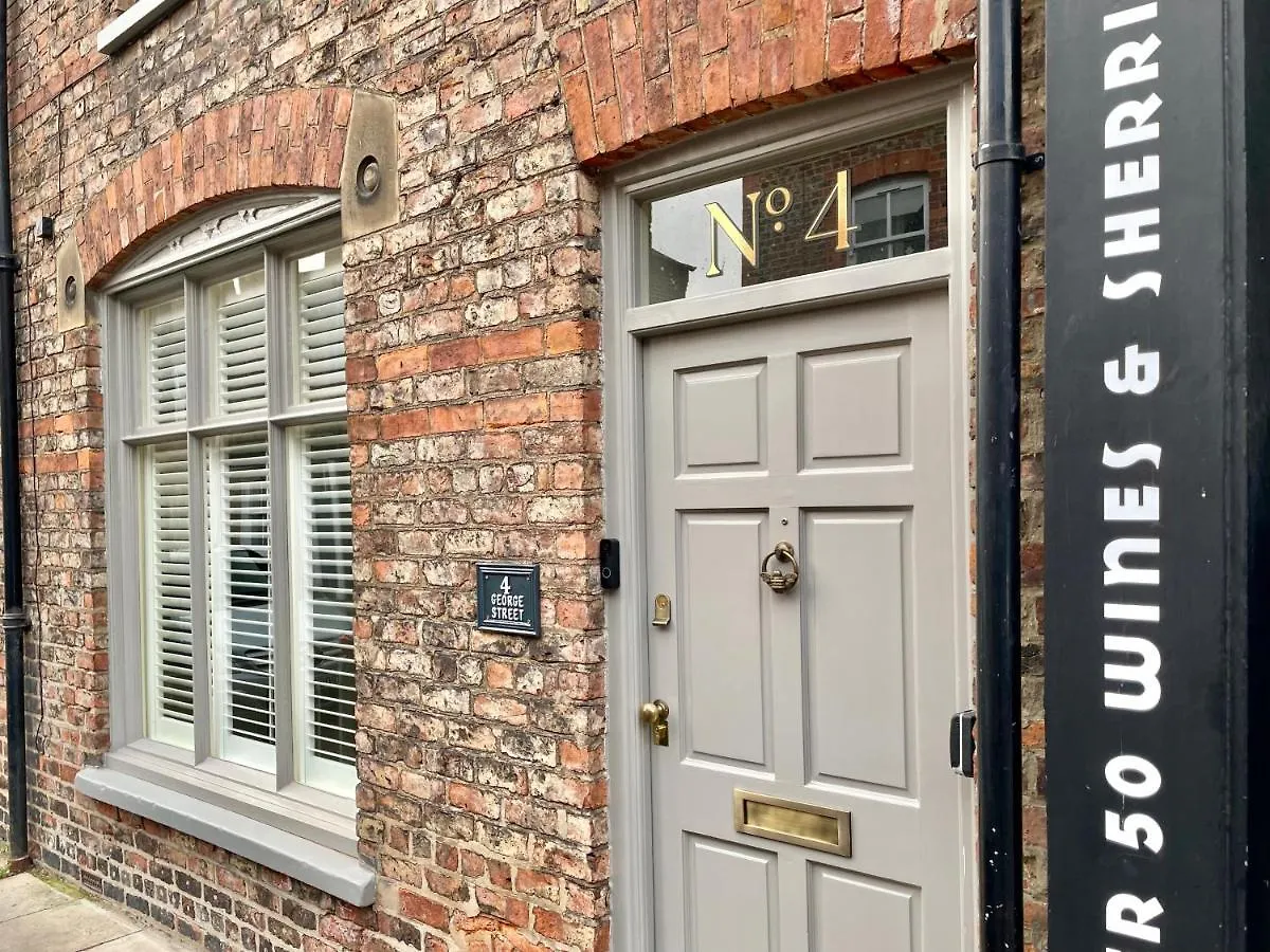 Stay At No 4 York Centre