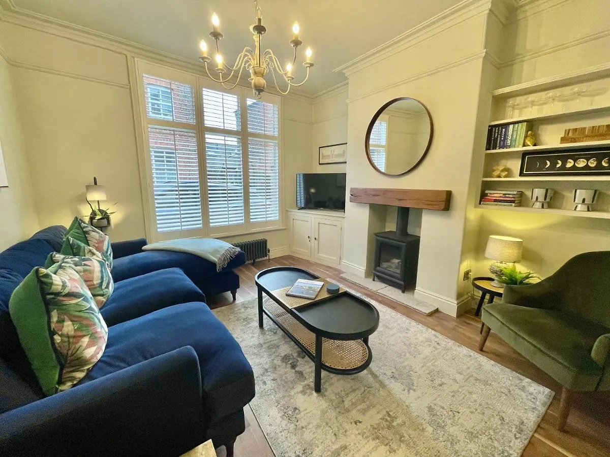 Stay At No 4 York Centre contacts