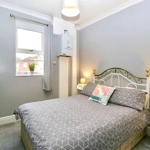 https://homely-4-bedroom-large-house-inc-free-parking-great.tophotelsbath.com