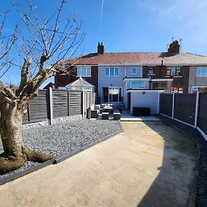 https://delightful-3-bed-house-with-garden-beach-hut.hotelsin-chester.com