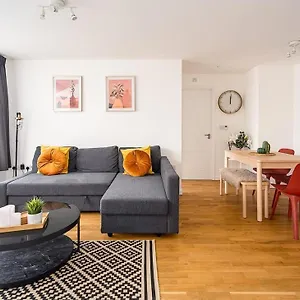 https://contemporary-city-centre-apartment-with-parking.tophotelsbath.com